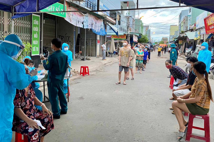 Lực lượng y tế tiếp tục truy vết, khoanh vùng, lấy mẫu xét nghiệm các trường hợp liên quan các ca F0 trên (ảnh minh hoạ). Ảnh: Như Nguyện