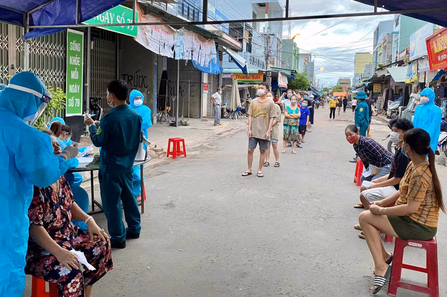 Lực lượng y tế tiếp tục truy vết, khoanh vùng, lấy mẫu xét nghiệm các trường hợp liên quan các ca F0 trên (ảnh minh hoạ). Ảnh: Như Nguyện
