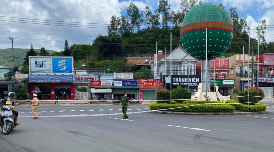 Phong tỏa QL27, đoạn qua TT Thạnh Mỹ, H.Đơn Dương. ẢNH: LÂM VIÊN