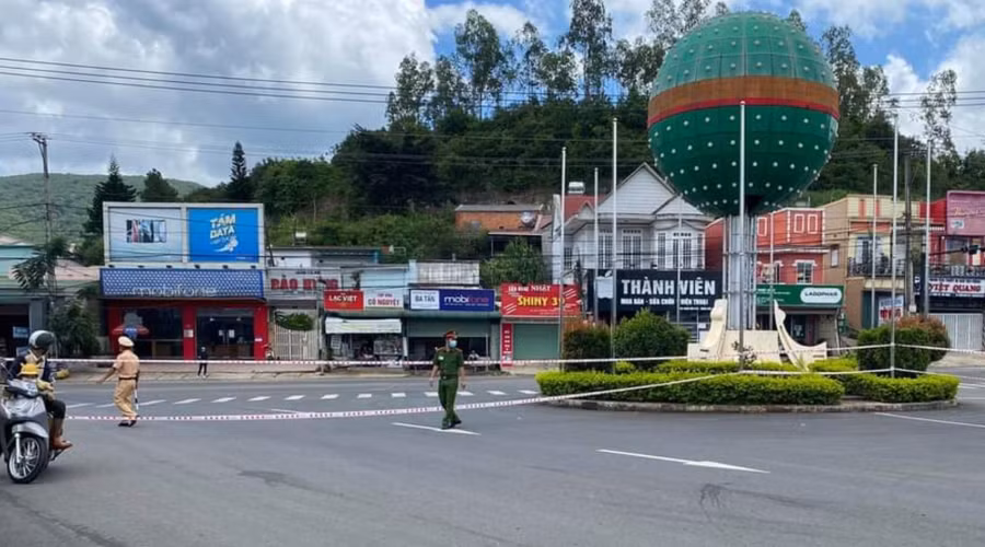 Phong tỏa QL27, đoạn qua TT Thạnh Mỹ, H.Đơn Dương. ẢNH: LÂM VIÊN