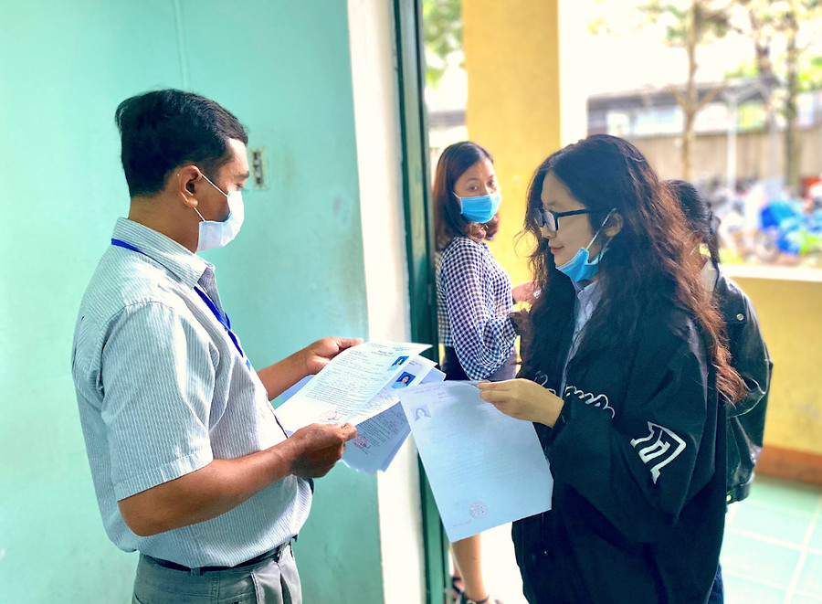 Đối chiếu, kiểm tra lại thông tin của thí sinh. Ảnh: Mộc Trà Đối chiếu, kiểm tra lại thông tin của thí sinh. Ảnh: Mộc Trà