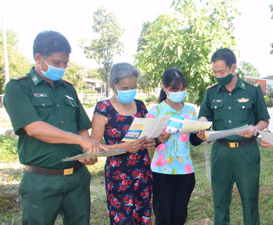 Bộ đội Biên phòng tỉnh phát tờ rơi và tài liệu tuyên truyền về phòng-chống tảo hôn. Ảnh: Vĩnh Hoàng