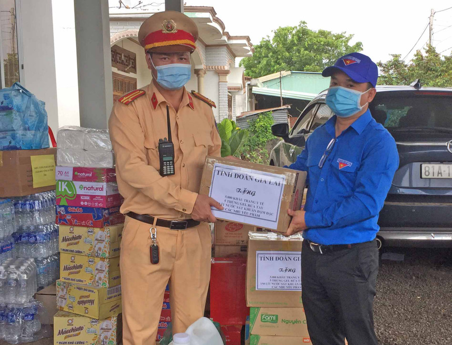 _Anh Đỗ Duy Nam (bìa phải)-Phó Bí thư Tỉnh Đoàn trao tặng vật dụng y tế cho các chiến sĩ trực chốt phòng-chống dịch Covid-19 tại cầu 110 (xã Ia Le, huyện Chư Pưh).