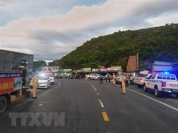 Cảnh sát giao thông thành phố Đà Nẵng bàn giao đoàn người cho Cảnh sát giao thông tỉnh Thừa Thiên-Huế tiếp tục hỗ trợ. (Ảnh: TTXVN phát)