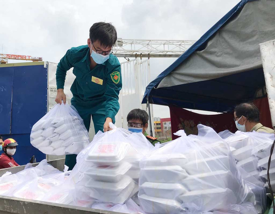 Những phần cơm được UBND P.16 (Q.4) vận động nhà hảo tâm chuẩn bị. ẢNH: ĐÀO NGUYÊN