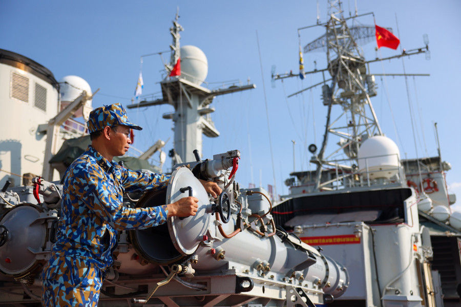 Bảo quản vũ khí chống ngầm trên tàu hộ vệ săn ngầm 13, Lữ đoàn 171 - Vùng 2 Hải quân. ẢNH: NGÔ TRẦN HẢI AN