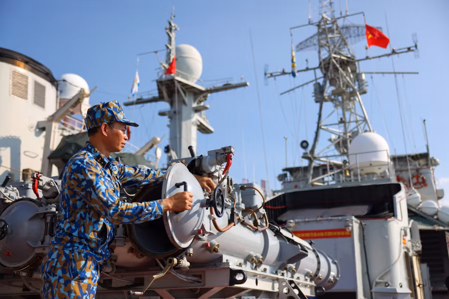 Bảo quản vũ khí chống ngầm trên tàu hộ vệ săn ngầm 13, Lữ đoàn 171 - Vùng 2 Hải quân. ẢNH: NGÔ TRẦN HẢI AN