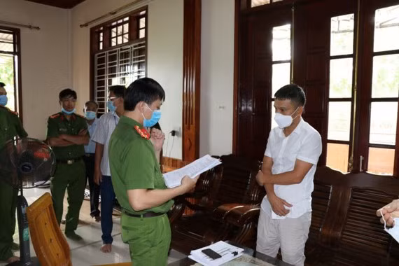  Ban chuyên án khám xét nơi ở của Trần Đại Nghĩa - đối tượng cầm đầu đường dây cá độ bóng đá