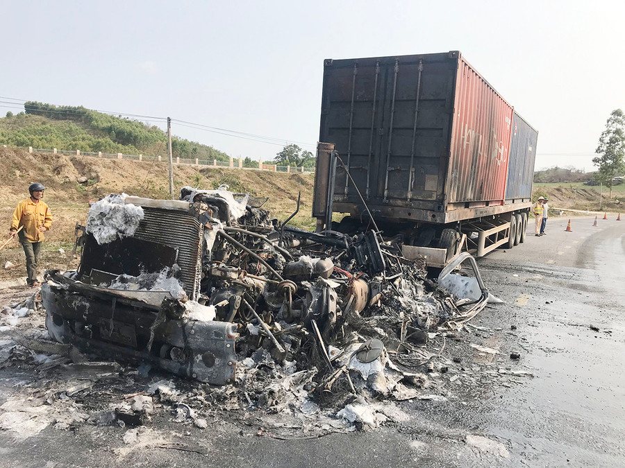 Hiện trường vụ tai nạn giao thông trên quốc lộ 19 (đoạn qua địa bàn huyện Đak Pơ) ngày 20-3-2021. Ảnh: Nguyễn Quang Hiện trường vụ tai nạn giao thông trên quốc lộ 19 (đoạn qua địa bàn huyện Đak Pơ) ngày 20-3-2021. Ảnh: Quang Tấn