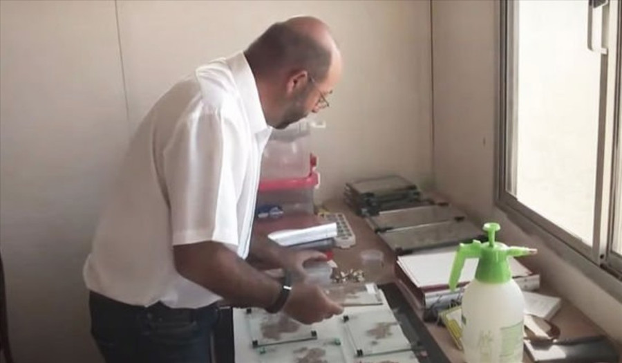 Pierre Tallet nghiên cứu các hiện vật khảo cổ. Ảnh: Amazon Prime