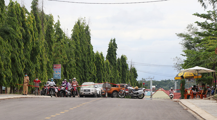 Lực lượng Công an huyện Kbang tăng cường đảm bảo an ninh trật tự tại điểm thi Trường THPT Lương Thế Vinh (huyện Kbang). Ảnh: Ngọc Minh Lực lượng Công an huyện Kbang tăng cường đảm bảo an ninh trật tự tại điểm thi Trường THPT Lương Thế Vinh (huyện Kbang). Ảnh: Ngọc Minh