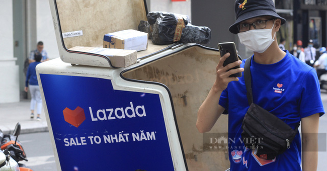 Shipper các sàn thương mại điện tử gặp khó khi giao hàng tại TP.HCM. Ảnh: Hồng Phúc