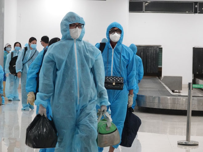 Người Bình Định ở TP.HCM được đón về quê bằng máy bay vào tối 20.7. ẢNH: HOÀNG TRỌNG