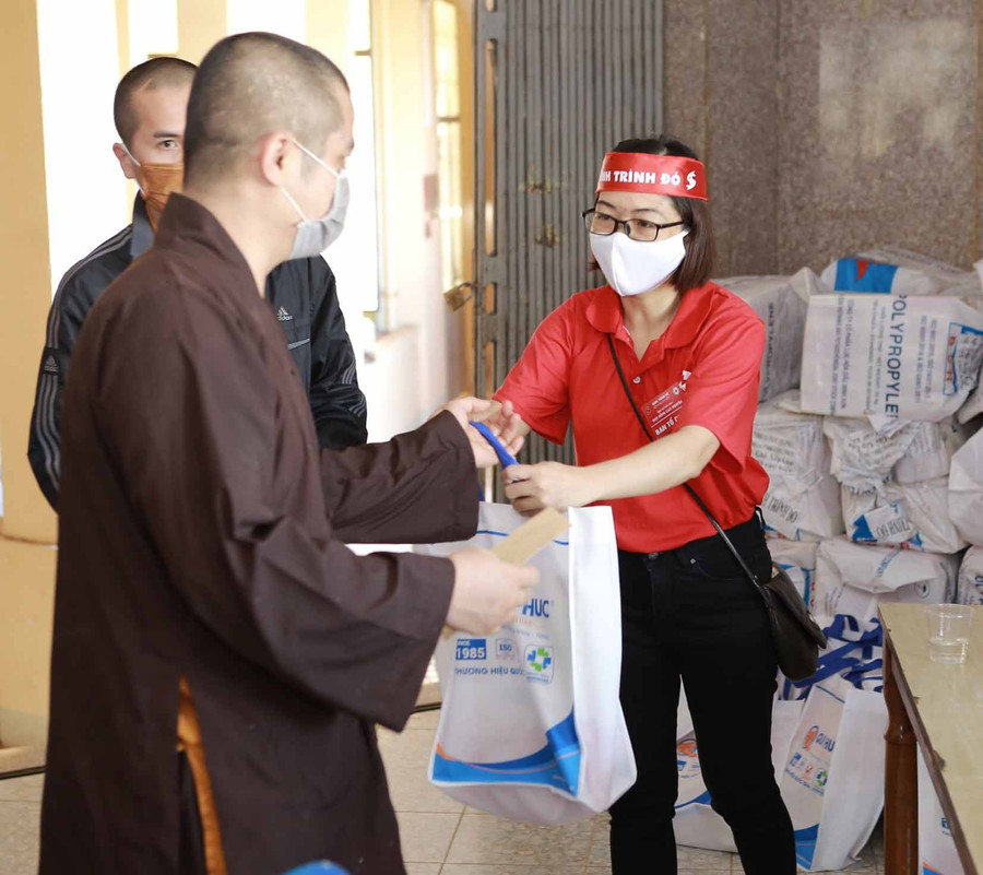 Các tình nguyện viên tặng phần quà thay lời cảm ơn tinh thần hiến máu vì cộng đồng. Ảnh Phan Lài
