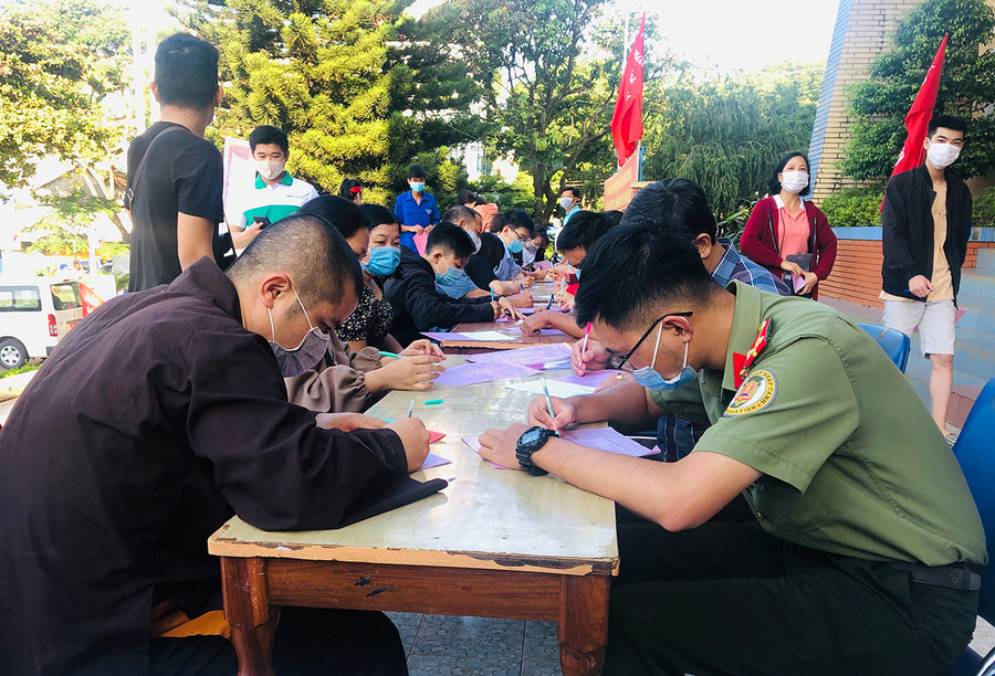  Đông đảo người dân, các chiến sĩ lực lực vũ trang đăng ký hiến máu. Ảnh: Phan Lài