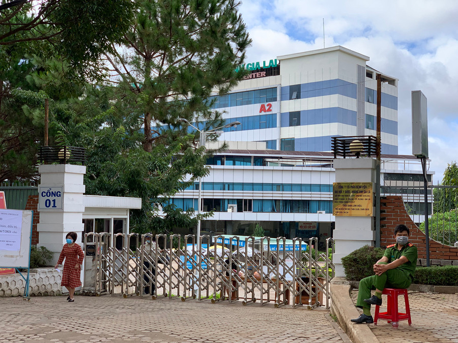 Bệnh viện Đại học Y Dược-Hoàng Anh Gia Lai tiếp tục khoanh vùng tạm thời để phòng chống dịch. Ảnh: Như Nguyện
