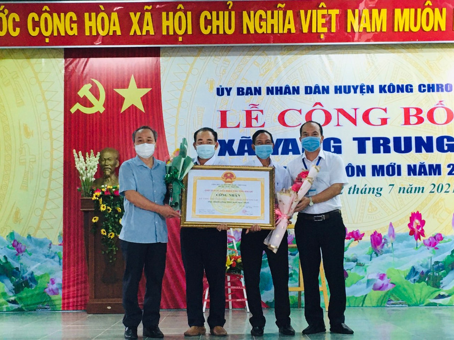 Lãnh đạo Huyện ủy, UBND huyện Kông Chro trao bằng công nhận xã đạt chuẩn NTM của Chủ tịch UBND tỉnh cho xã Yang Trung. Ảnh Thúy Ngọ