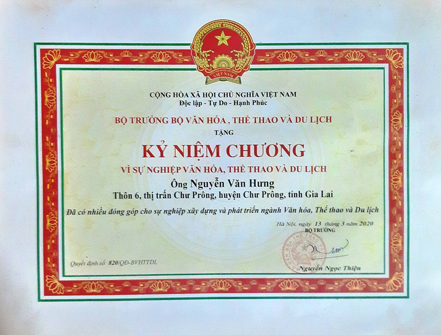 Năm 2020, Bộ Văn hóa-Thể thao và Du lịch tặng Kỷ niệm chương cho anh Nguyễn Văn Hưng. Ảnh: Nguyễn Quang Tuệ