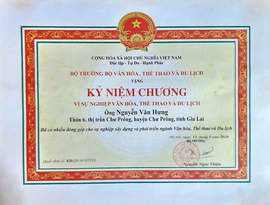 Năm 2020, Bộ Văn hóa-Thể thao và Du lịch tặng Kỷ niệm chương cho anh Nguyễn Văn Hưng. Ảnh: Nguyễn Quang Tuệ