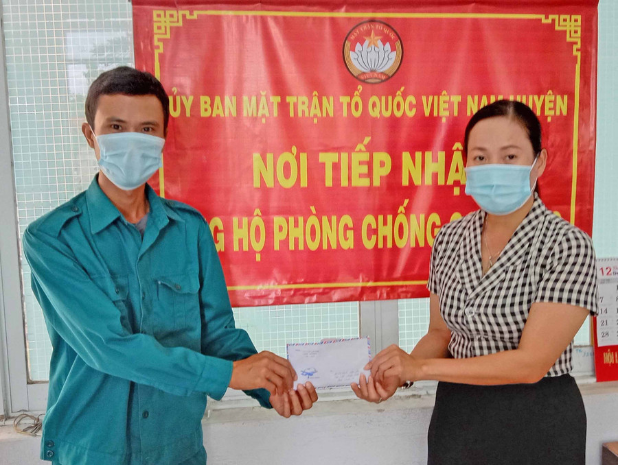 Anh Nguyễn Thanh Tú góp tiền ủng hộ công tác phòng-chống dịch Covid-19 trên địa bàn huyện Krông Pa. Ảnh: Cao Viễn Phương