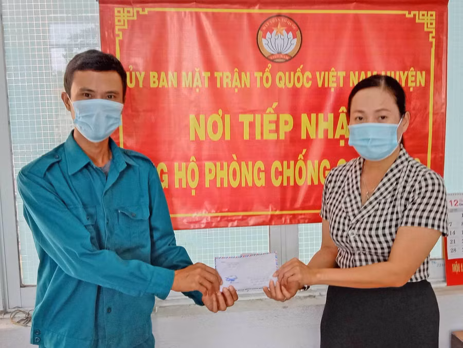 Anh Nguyễn Thanh Tú góp tiền ủng hộ công tác phòng-chống dịch Covid-19 trên địa bàn huyện Krông Pa. Ảnh: Cao Viễn Phương