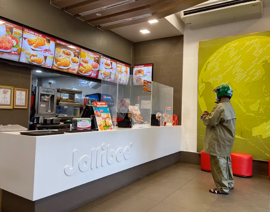 Nhà hàng Jollibee (101 Hai Bà Trưng, TP. Pleiku) đã triển khai bán hàng online để phục vụ khách. Ảnh: Vũ Thảo Nhà hàng Jollibee (101 Hai Bà Trưng, TP. Pleiku) đã triển khai bán hàng online để phục vụ khách. Ảnh: Vũ Thảo