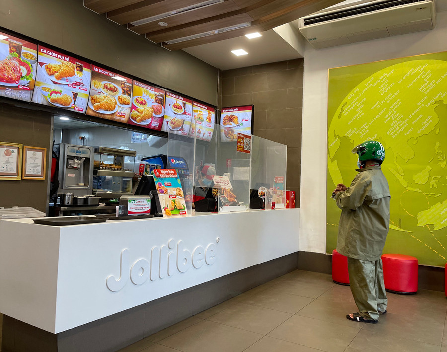 Nhà hàng Jollibee (101 Hai Bà Trưng, TP. Pleiku) đã triển khai bán hàng online để phục vụ khách. Ảnh: Vũ Thảo