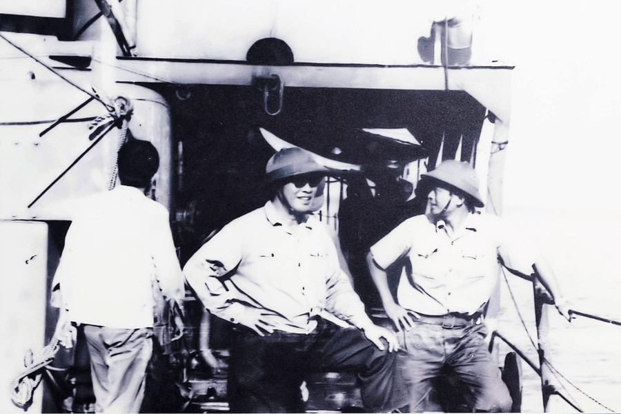 Các tàu chiến của Hạm đội 171 (nay là Lữ đoàn 171) dùng hỏa lực mạnh tiêu diệt các ổ đề kháng của quân Khmer Đỏ, dọn bãi cho hải quân đánh bộ thực hiện đổ bộ. ẢNH: TƯ LIỆU QCHQ