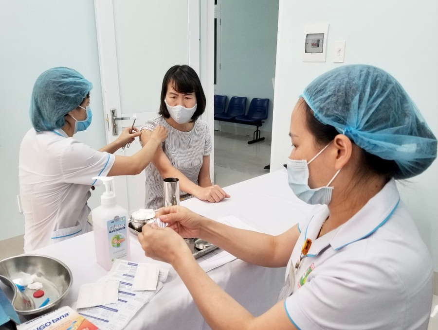 Công tác tiêm chủng được tổ chức đảm bảo an toàn theo quy định. Ảnh: Như Nguyện