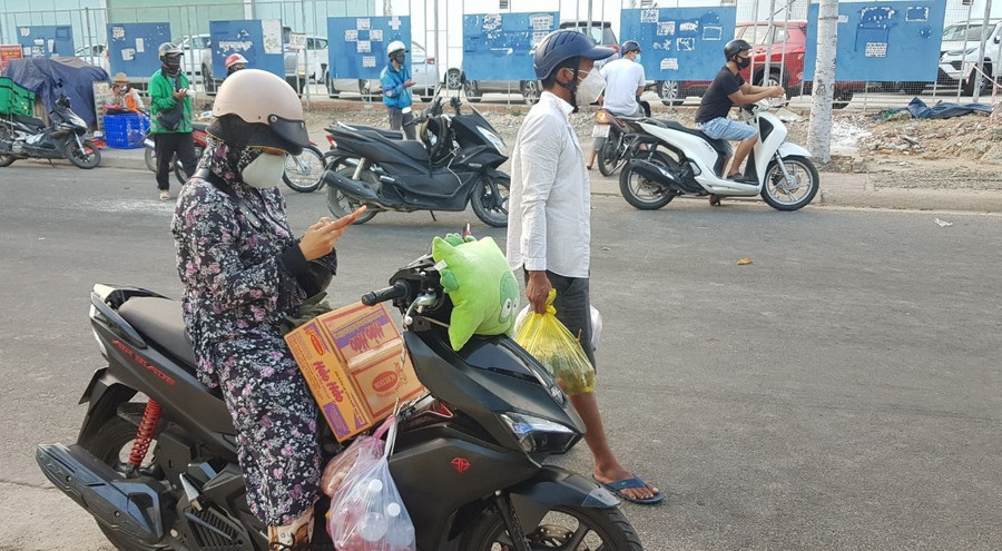 Người dân Khánh Hòa tiếp tế lương thực cho người quen trong các khu phong tỏa. Ảnh: Hiền Lương