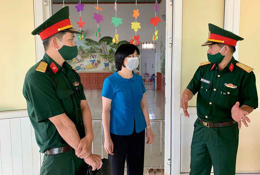 Phó Chủ tịch UBND tỉnh Nguyễn Thị Thanh Lịch khảo sát một điểm cách ly tập trung trên địa bàn huyện Đức Cơ. Ảnh: Như Nguyện