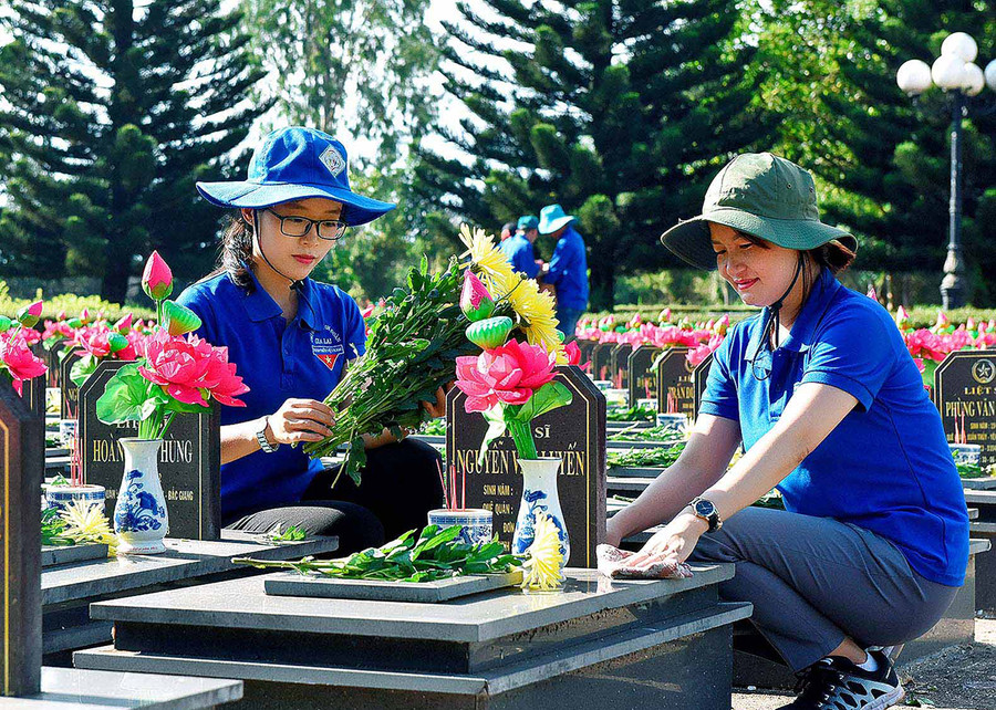 Đoàn viên, thanh niên chăm sóc các phần mộ liệt sĩ tại Nghĩa trang Liệt sĩ tỉnh năm 2020. Ảnh: Đức Thụy Đoàn viên, thanh niên chăm sóc các phần mộ liệt sĩ tại Nghĩa trang Liệt sĩ tỉnh năm 2020. Ảnh: Đức Thụy