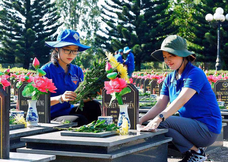  Đoàn viên, thanh niên chăm sóc các phần mộ liệt sĩ tại Nghĩa trang Liệt sĩ tỉnh năm 2020. Ảnh: Đức Thụy