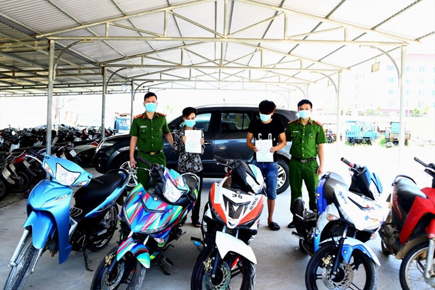 2 đối tượng cùng tang vật trộm cắp là nhiều xe máy. Ảnh: CA.