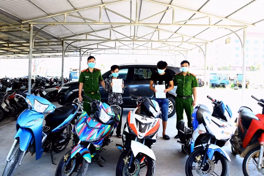 2 đối tượng cùng tang vật trộm cắp là nhiều xe máy. Ảnh: CA.