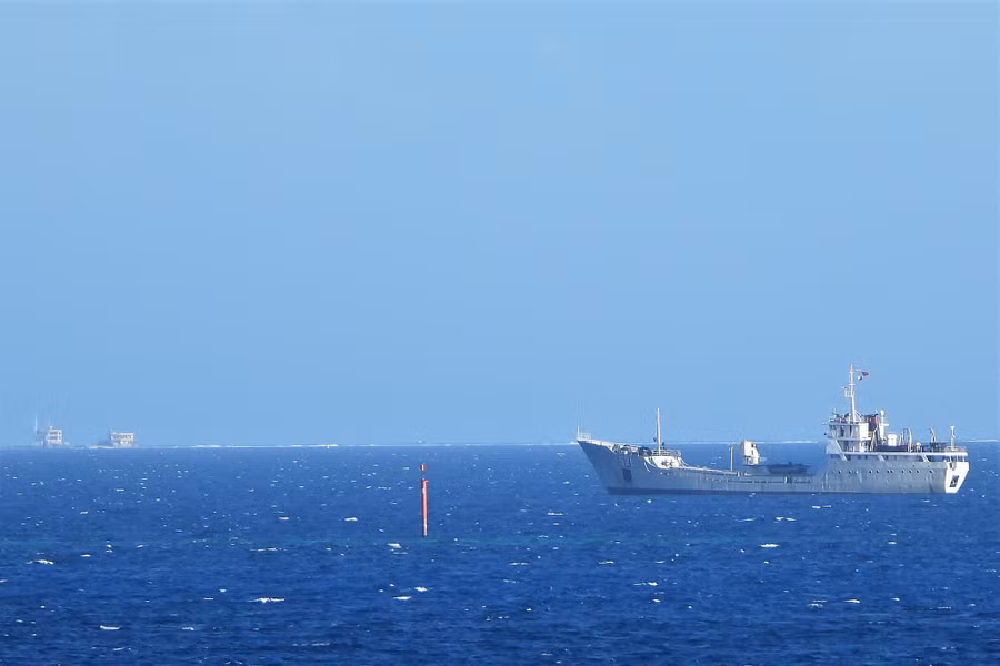 Tàu 521 của Lữ đoàn 955 (Vùng 4 hải quân) trực bảo vệ chủ quyền trong lòng hồ Tốc Tan (Trường Sa), tháng 1.2020. ẢNH: MAI THANH HẢI