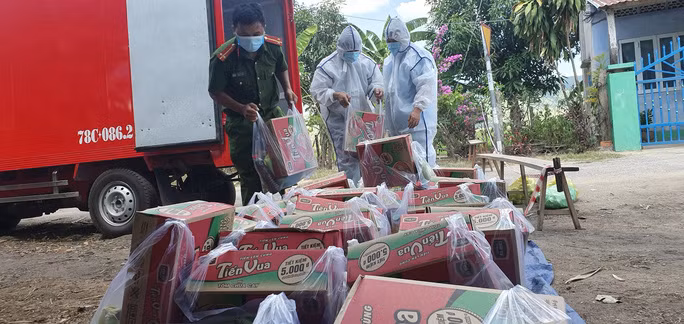 Hỗ trợ lương thực cho người dân trong vùng phong tỏa