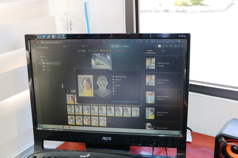Hình ảnh người ra vào trụ sở được nhận biết và truyền đến màn hình tại phòng trực bảo vệ.