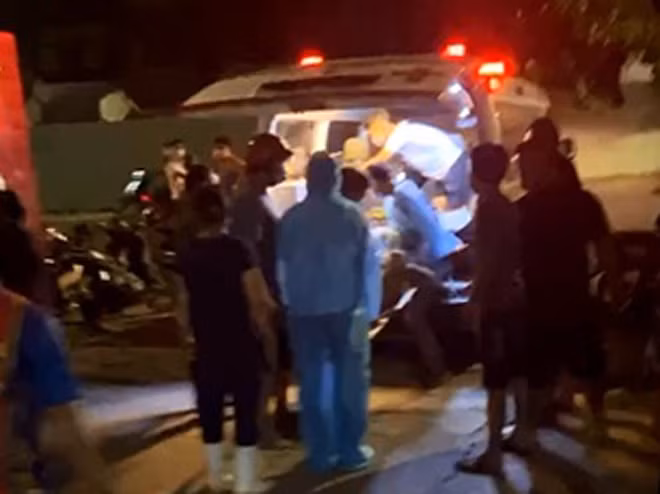  Đưa người bị thương đi cấp cứu - ẢNH: Biệt đội Hỗ trợ Nhân dân SOS 115