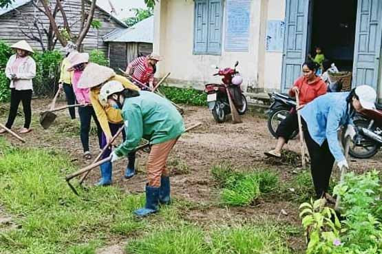 Chị em phụ nữ làng Ring Đáp tham gia dọn vệ sinh đường làng, ngõ xóm. Ảnh: Vũ Chi Phụ nữ làng Plei Ring Đáp tham gia dọn vệ sinh đường làng, ngõ xóm.Ảnh.Vũ Chi