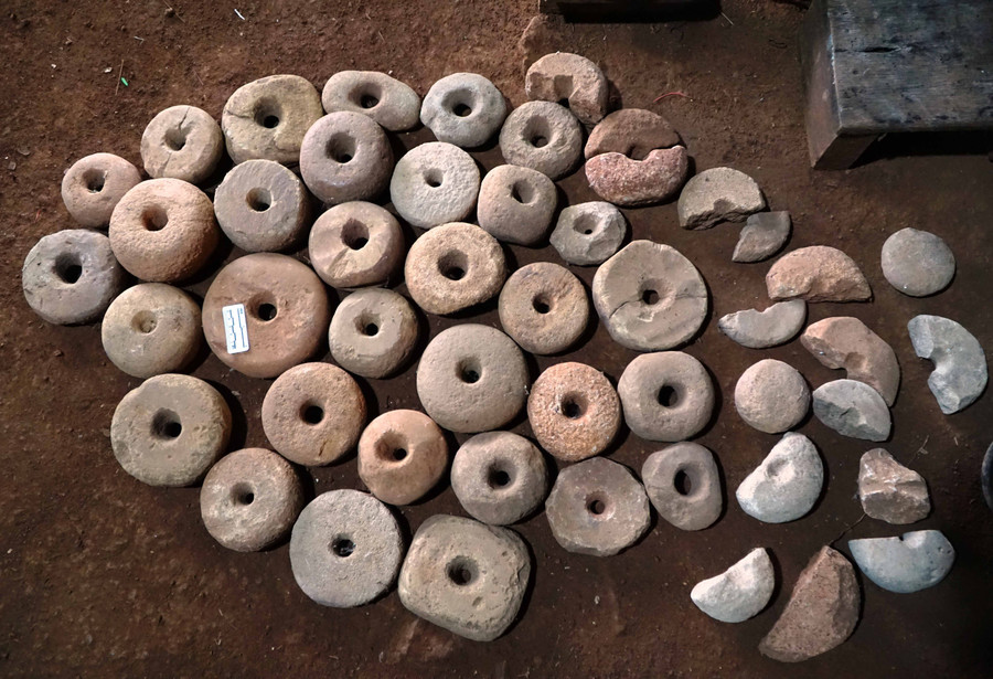 Bộ sưu tập đá còn tranh luận về công năng. Ảnh: Nguyễn Quang Tuệ