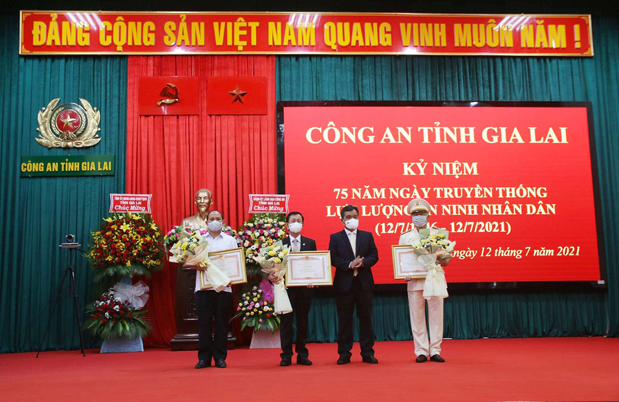 Bí thư Tỉnh ủy Hồ Văn Niên trao bằng khen của Thủ tướng Chính phủ cho các cá nhân có thành tích xuất sắc trong đấu tranh tà đạo "Hà Mòn" từ năm 2009 đến năm 2020. Ảnh: Lê Anh Bí thư Tỉnh ủy Hồ Văn Niên tặng bằng khen của Thủ tướng Chính phủ cho các cá nhân có thành tích xuất sắc trong đấu tranh tà đạo Hà Mòn từ 2009-2020. Ảnh: Lê Anh