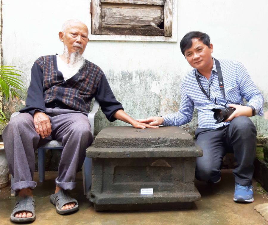 3. Ông Nguyễn Công Hòe và tác giả bài viết bên cạnh hiện vật. Ảnh Nguyễn Thành.