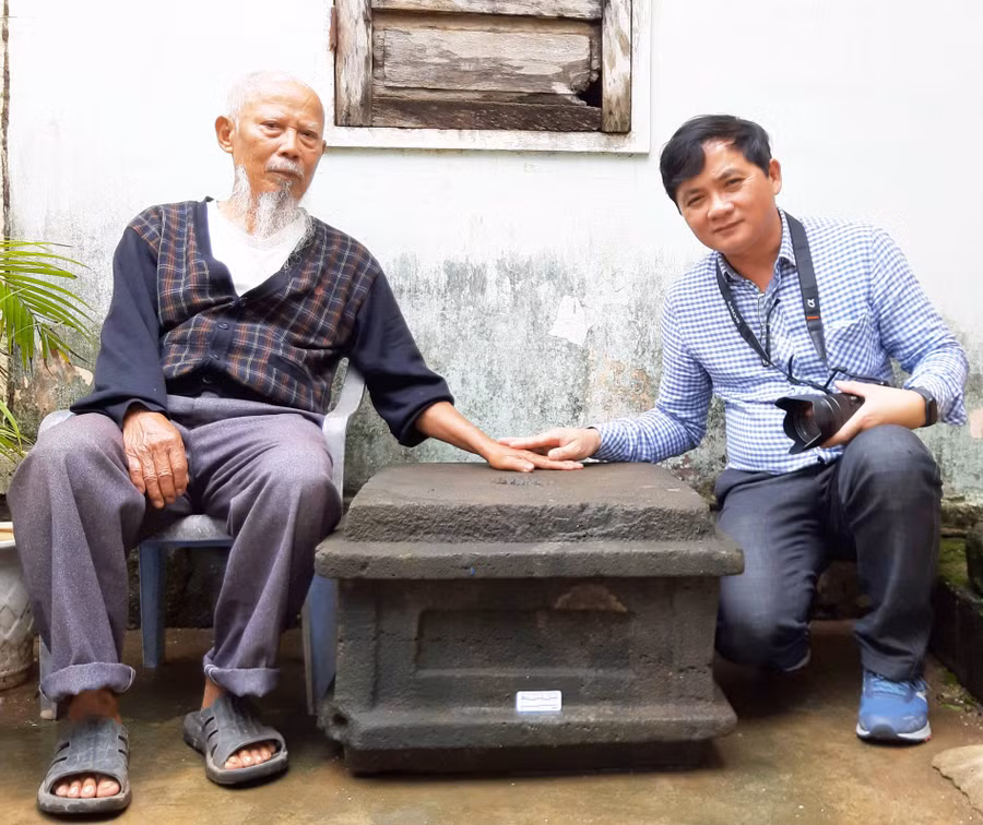 3. Ông Nguyễn Công Hòe và tác giả bài viết bên cạnh hiện vật. Ảnh Nguyễn Thành.