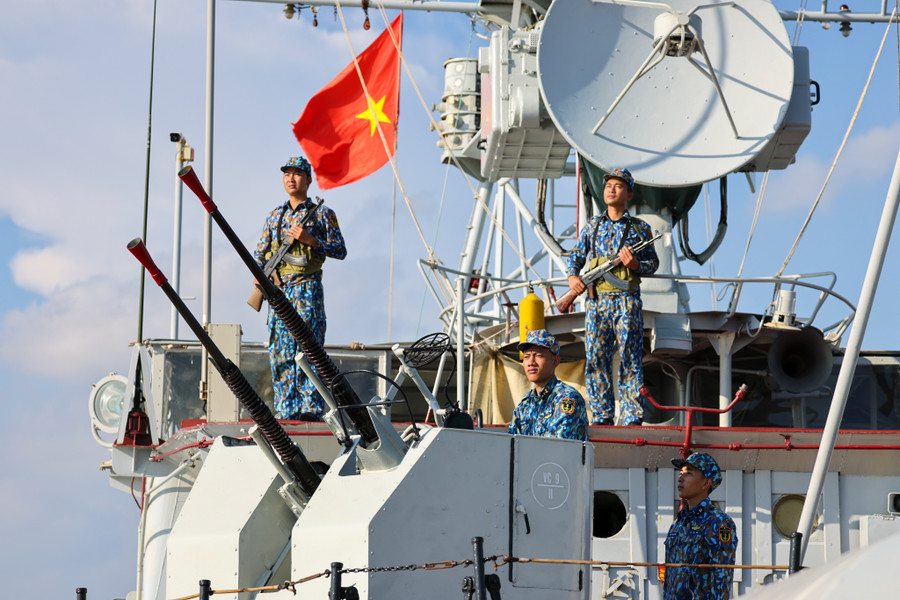 Bộ đội lữ đoàn 171 trực sẵn sàng chiến đấu trên tàu hộ vệ săn ngầm lớp Petya. ẢNH: NGÔ TRẦN HẢI AN