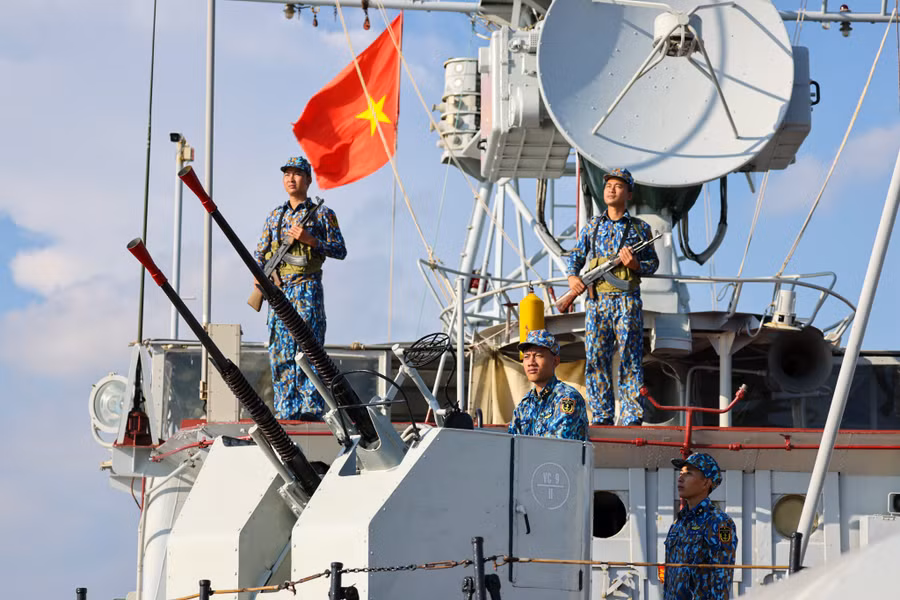 Bộ đội lữ đoàn 171 trực sẵn sàng chiến đấu trên tàu hộ vệ săn ngầm lớp Petya. ẢNH: NGÔ TRẦN HẢI AN