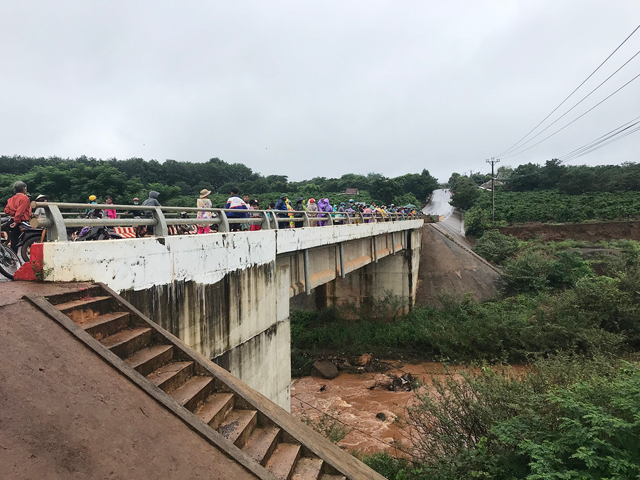 Hàng trăm người dân trông chờ điều thần kỳ từ công tác tìm kiếm. Ảnh: Văn Ngọc Hàng trăm người tìm kiếm dọc theo khoảng 6 km của dòng suối và tập trung vào 2 bên bờ nơi cháu có thể bị mắc kẹt. Ảnh: Văn Ngọc