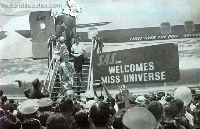 Công chúng đổ xuống đường chào đón Apasra Hongsakula về nước. (Ảnh: Instagram nhân vật)