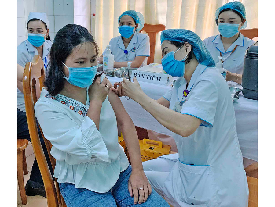 Tiêm vắc xin phòng Covid-19. Ảnh: Lê Hà