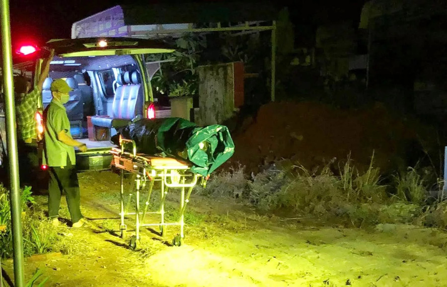 Đến ngày 13/7, cơ quan chức năng chưa xác định được danh tính cô gái tử vong bên bờ suối. Ảnh: T.T.